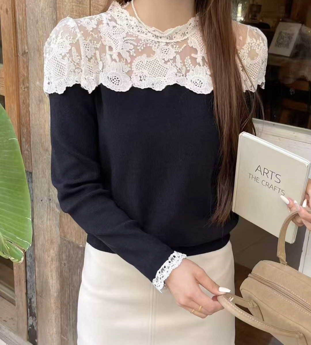 플라워자수 숄더시스루 긴팔숏니트티 페미닌 레이스 망사 니트블라우스 페미닌 럭셔리룩 - 상세 이미지 2