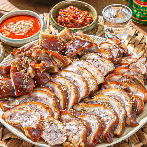 제철밥상 순살 통족발 300g x 3팩 흑마늘 무뼈 앞다리 족발 맛있게 먹은 솔직 후기 - 상품 이미지 1
