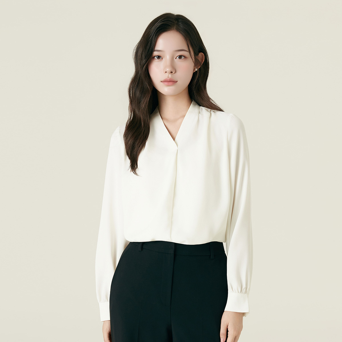 로엠 베이직 브이넥 블라우스 RMBLF49R07 - 메인 이미지