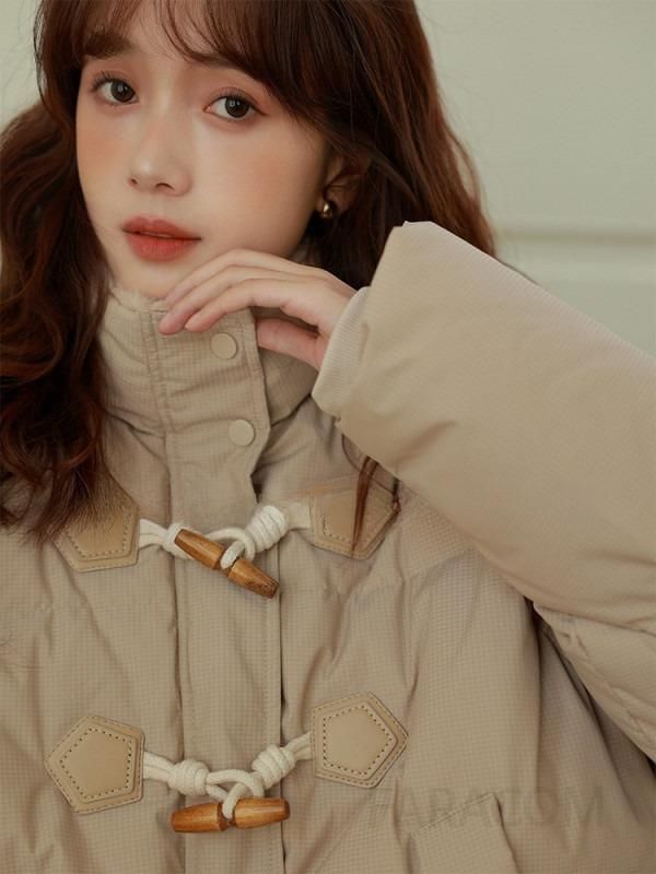 겨울 루즈핏 뿔버튼 디자인 스타일리시한 숏 경량패딩 아우터 따뜻한 착용감 데일리 패션 필수 아이템 - 상세 이미지 2