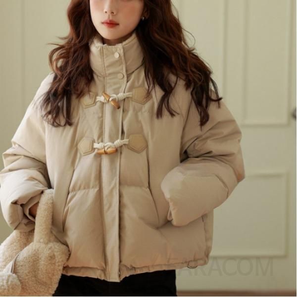 겨울 루즈핏 뿔버튼 디자인 스타일리시한 숏 경량패딩 아우터 따뜻한 착용감 데일리 패션 필수 아이템 - 상품 이미지