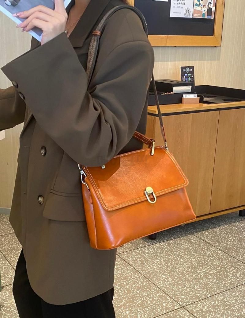 여성 대용량 가죽 크로스바디 가방 다용도 데일리 숄더백 여성가방 실용적 디자인의 크로스백 - 상세 이미지 5