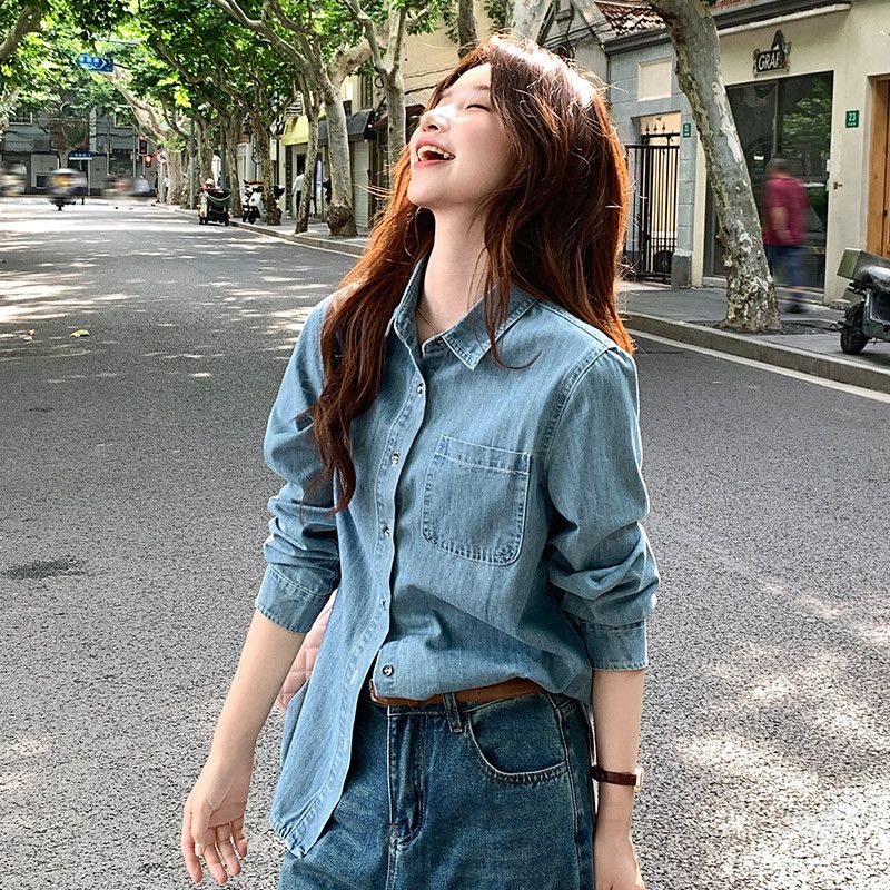 여성 루즈핏 데님 셔츠 봄 가을용 캐주얼 스타일 레트로 무드 청남방 포켓 장식 스트레이트 핏으로 편안한 착용감 일상 외출 활용도 높은 패션 아이템 - 상세 이미지 2