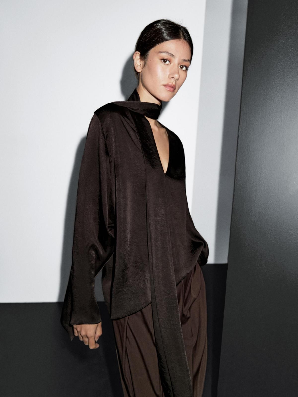 마시모두띠 테크니컬 새틴 타이넥 브이넥 블라우스 5131/691 BROWN - 상세 이미지 3