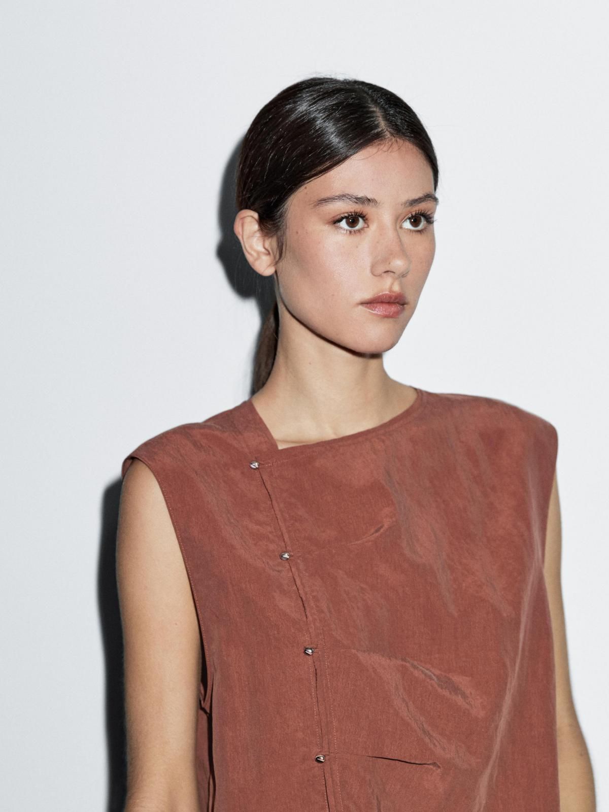 마시모두띠 실버버튼 사이드 슬리브리스 블라우스 5180/780 REDDISH - 상세 이미지 4