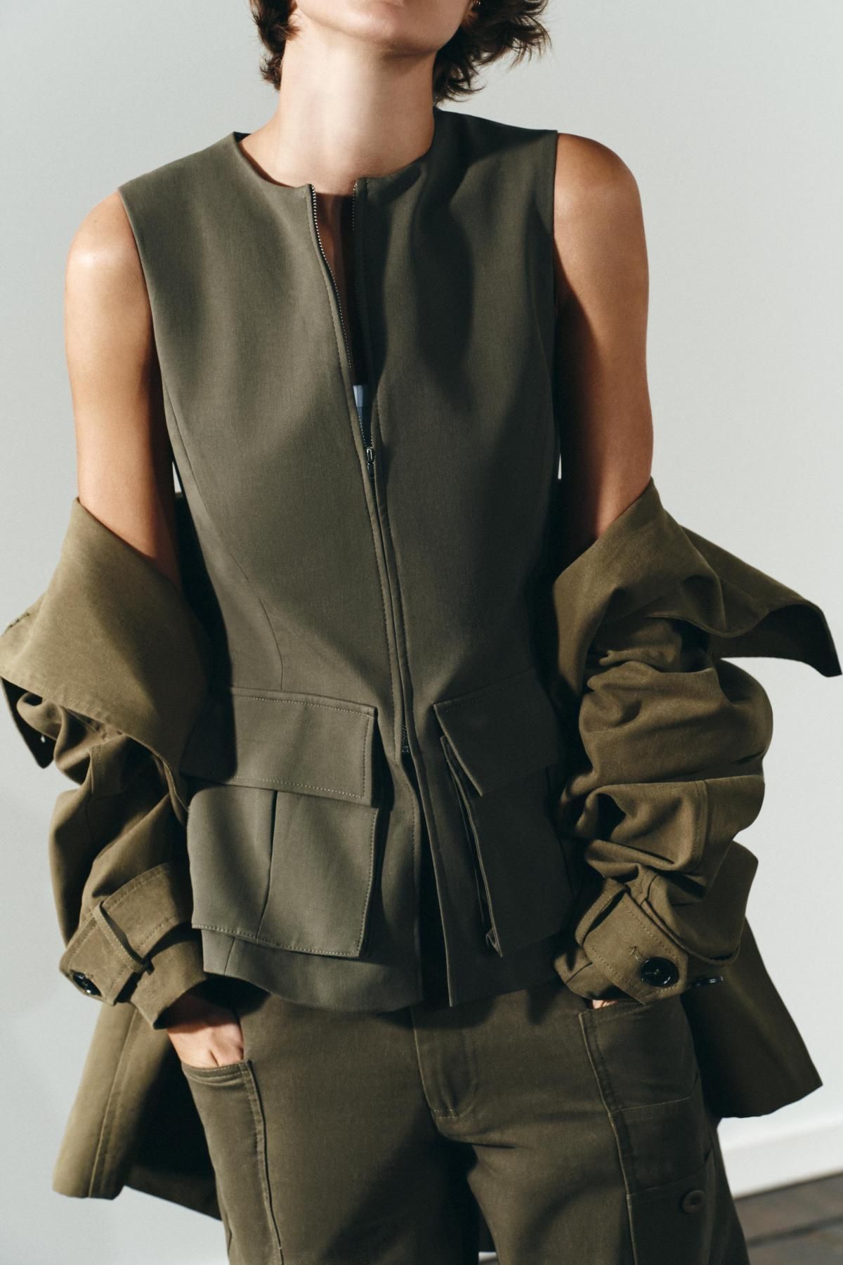 자라 테크니컬 스트레치 코튼 슬리브리스 베스트 3152/128 DARK KHAKI - 상세 이미지 4