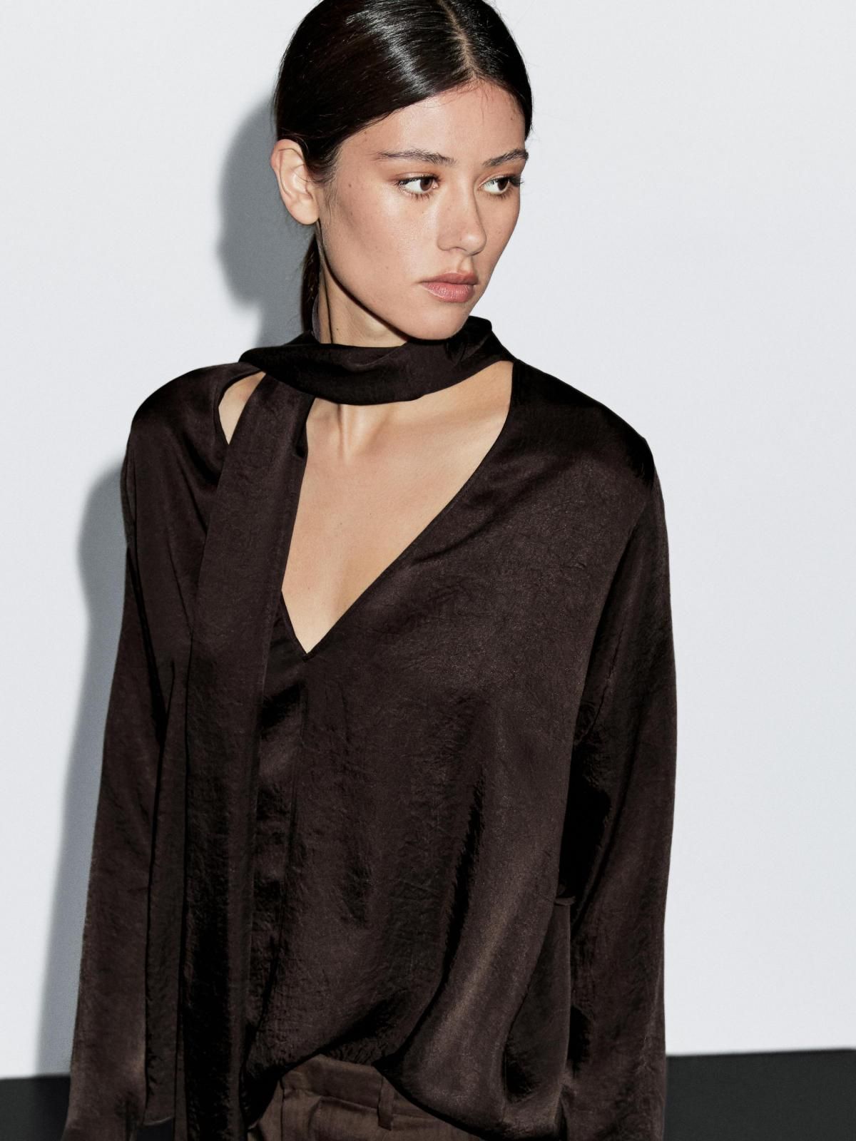 마시모두띠 테크니컬 새틴 타이넥 브이넥 블라우스 5131/691 BROWN - 상세 이미지 4