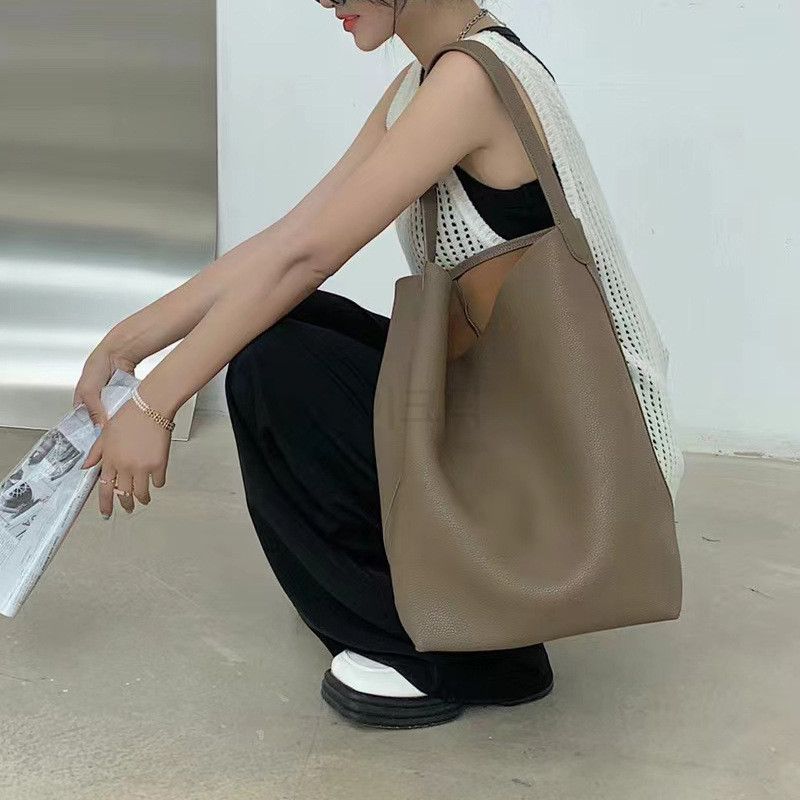 여성 소가죽 숄더백 대용량 심플 디자인 데일리백 외출용 가방 넉넉한 수납 파우치 포함 - 상세 이미지 3