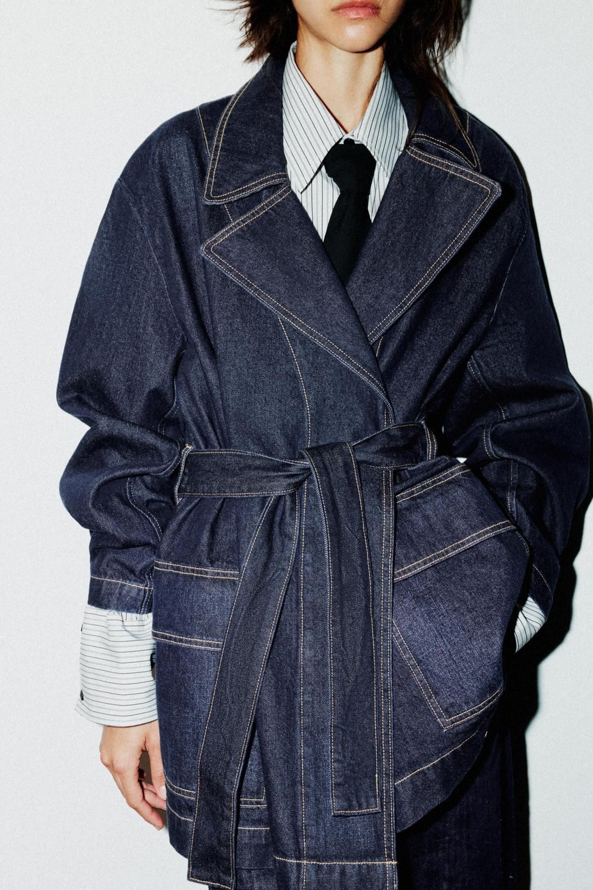 자라 트렌디 데님 벨트 숏 트렌치코트 4470/273 DARK INDIGO - 상세 이미지 3