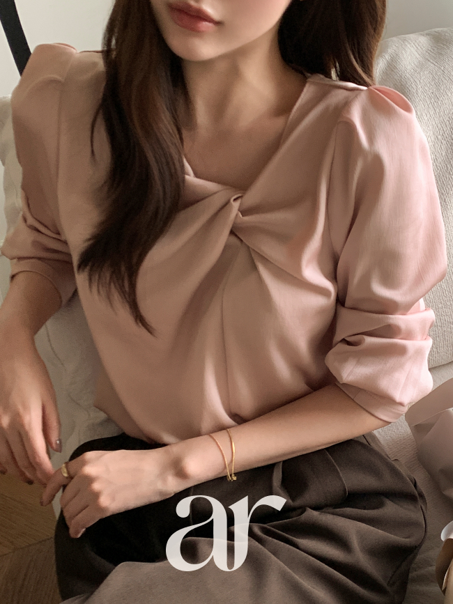 베르엘 퍼프소매 반팔 긴팔 언발 꼬임 새틴 블라우스 bs8176 - 상세 이미지 4