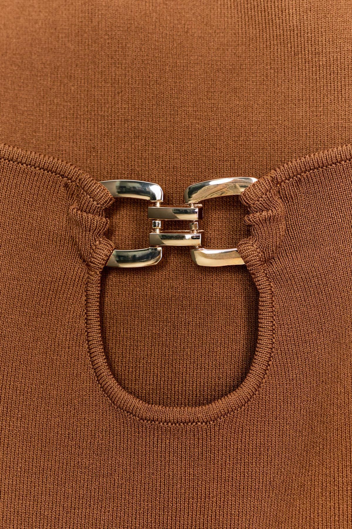 자라 트렌디 컷아웃 메탈 디테일 니트 민소매 탑 4938/105 LIGHT BROWN - 상세 이미지 3