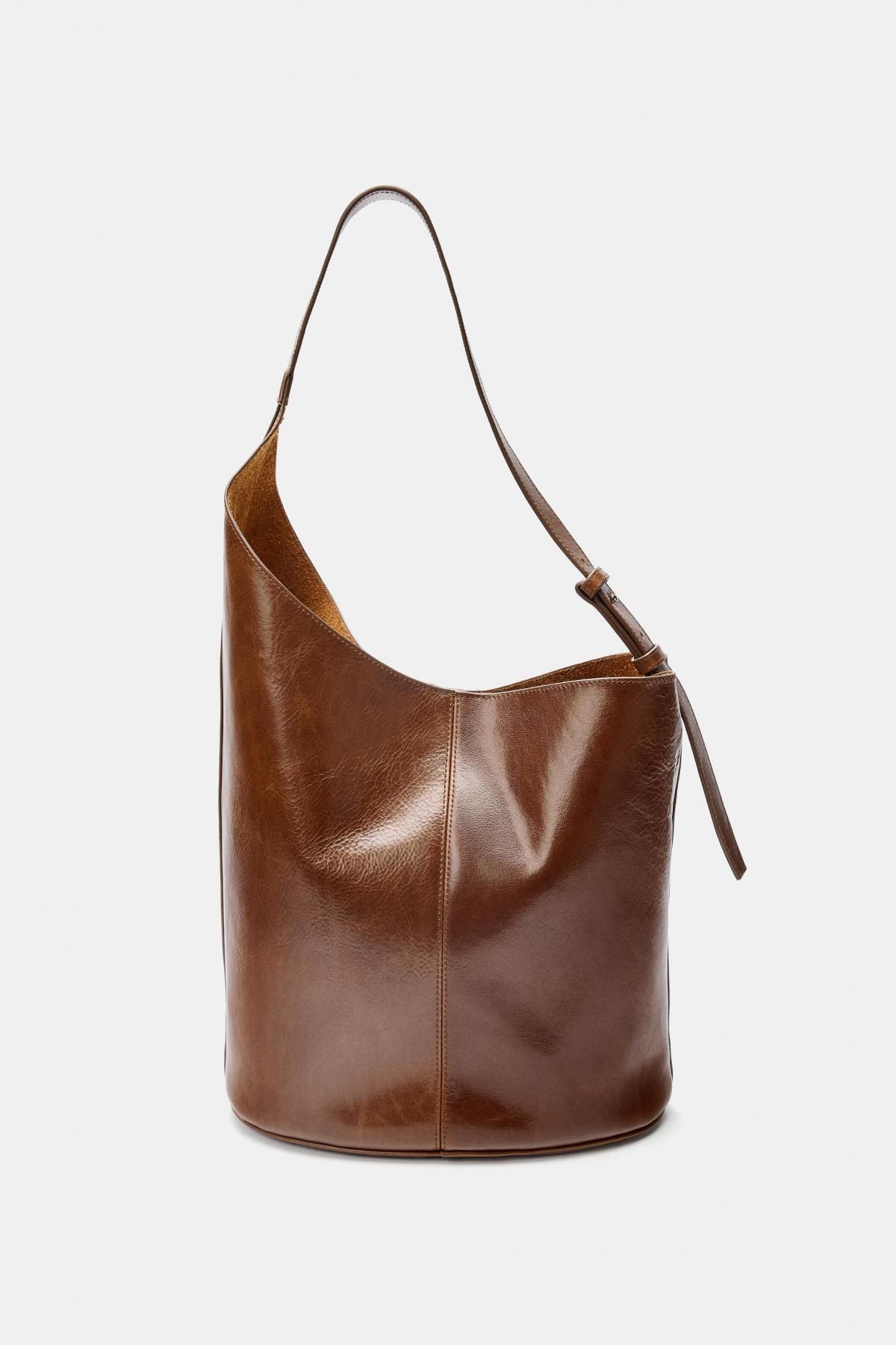 자라 모던 레더 비대칭 버킷백 6041/610 BROWN - 메인 이미지