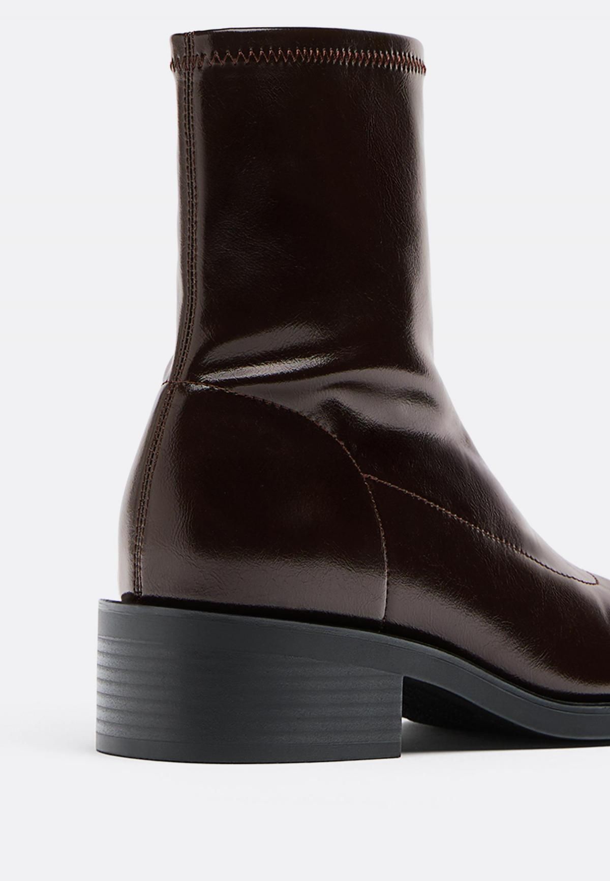 스트라디바리우스 미니멀 레더 이펙트 스트레치 앵클부츠 9953/670 BROWN - 상세 이미지 4