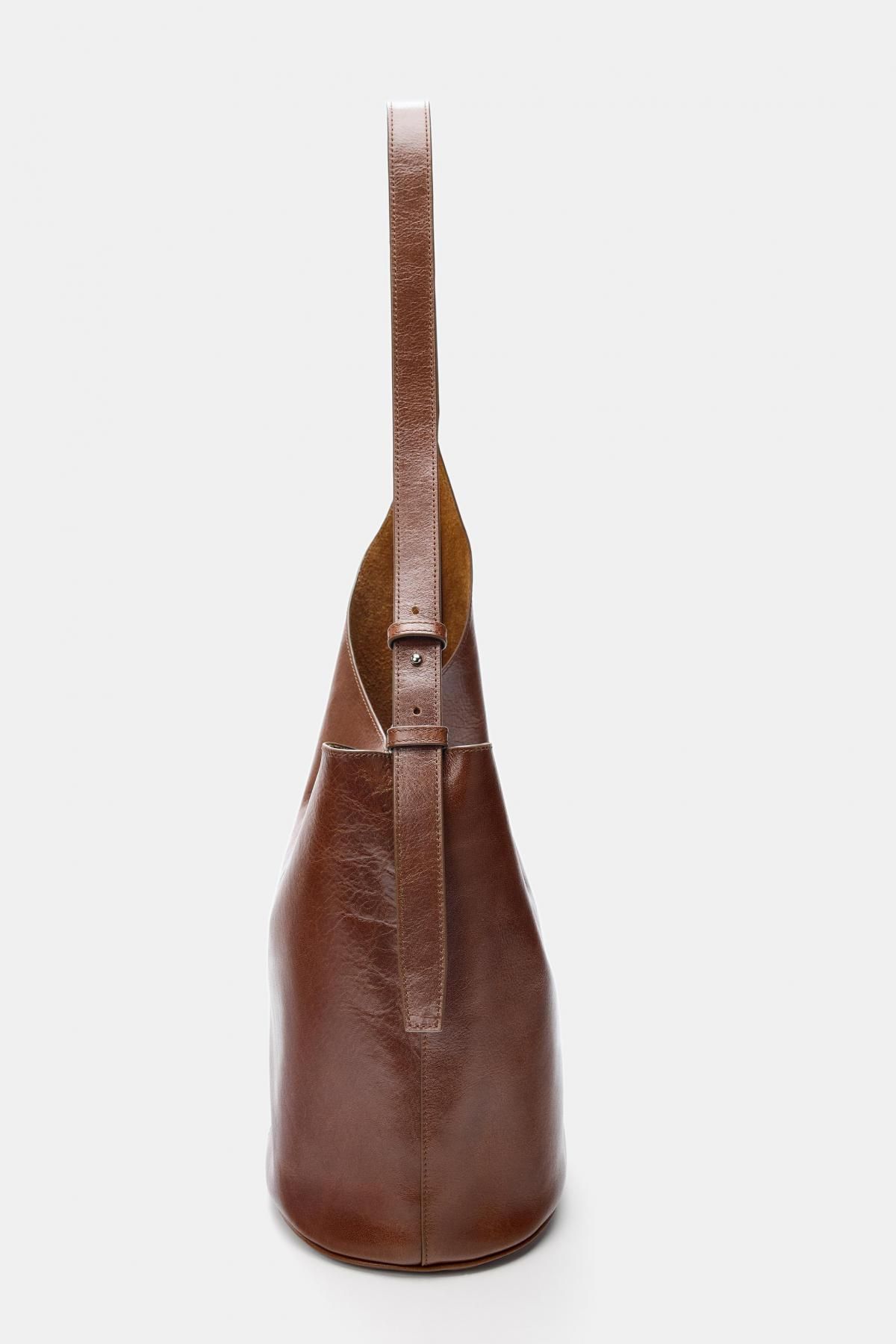 자라 모던 레더 비대칭 버킷백 6041/610 BROWN - 상세 이미지 3