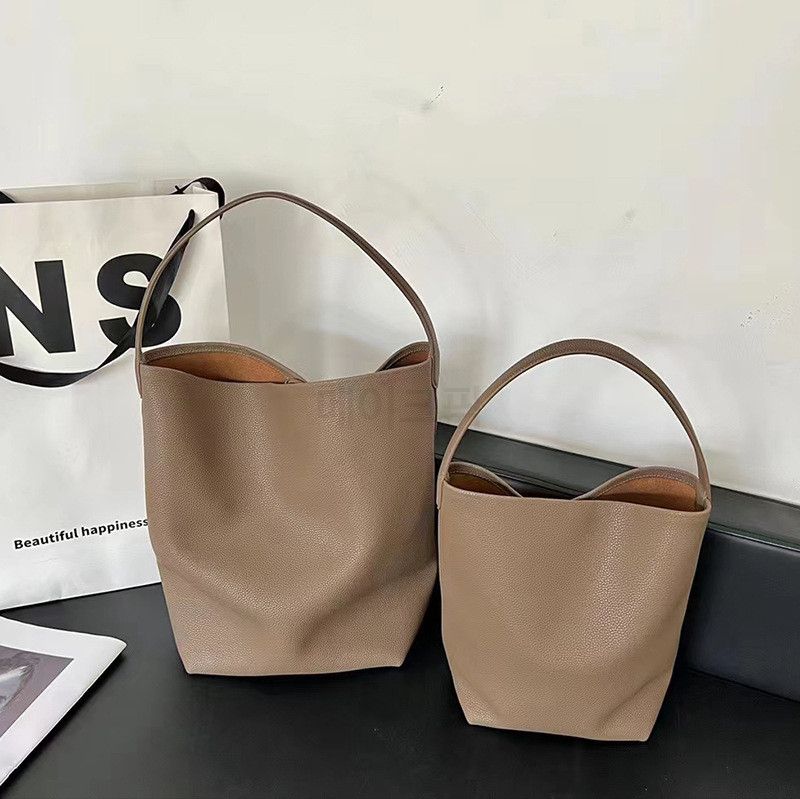 여성 소가죽 숄더백 대용량 심플 디자인 데일리백 외출용 가방 넉넉한 수납 파우치 포함 - 상세 이미지 4