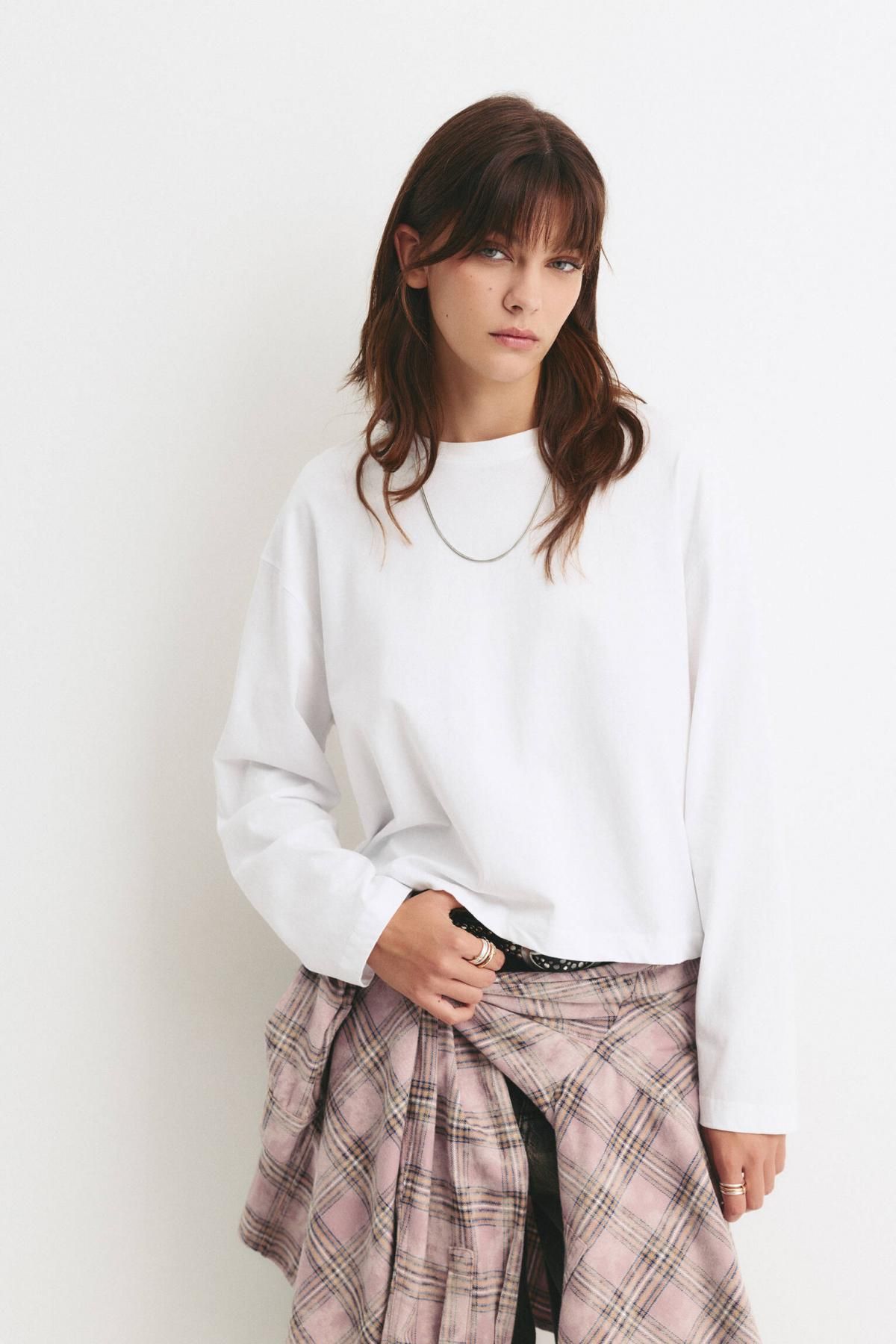 풀앤베어 화이트 박시핏 크롭 긴팔 라운드넥 티셔츠 7152/303 WHITE - 상세 이미지 3