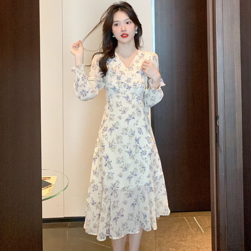 가을 쉬폰 긴팔 롱원피스 여성스러운 V넥 디자인과 꽃무늬로 우아한 스타일 하객룩 및 데일리룩에 적합한 슬림한 실루엣의 기질 있는 드레스 - 상세 이미지 4