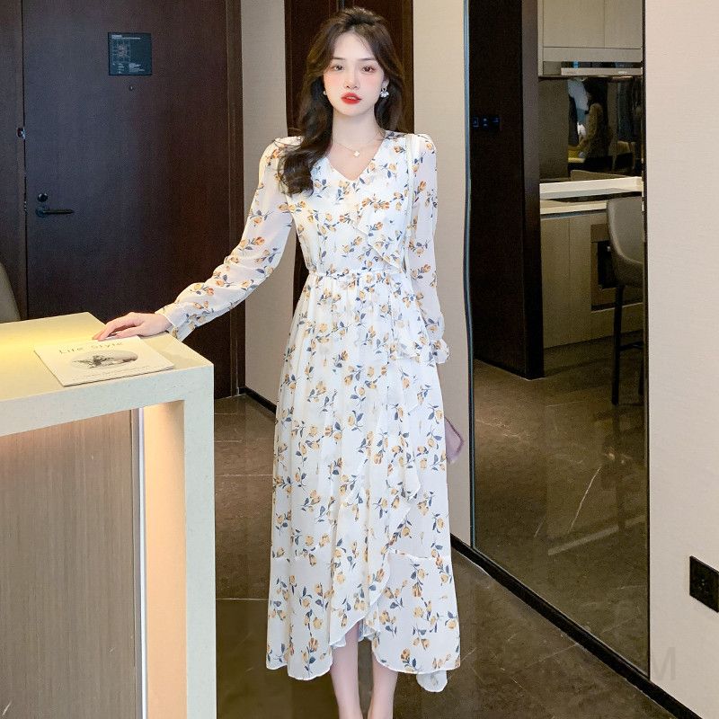 여름 여성 쉬폰 롱 원피스 꽃무늬 드레스 시원한 착용감 바캉스룩으로 활용 가능한 가벼운 스타일 긴팔 디자인 - 상품 이미지