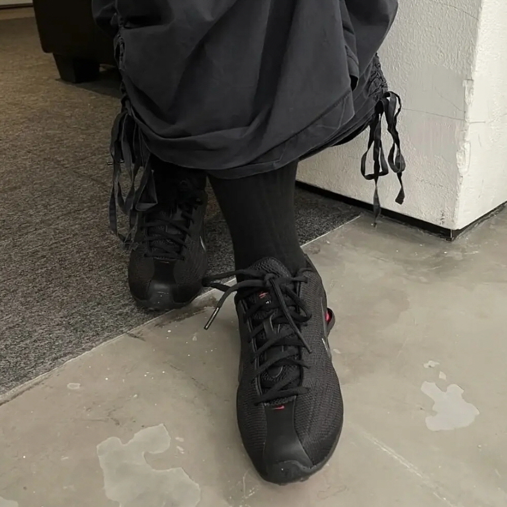 나이키 샥스 Z 우먼즈 유니버시티 블랙 레드 HQ7540-002 - 상세 이미지 2