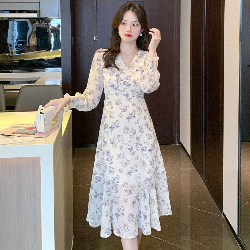 가을 쉬폰 긴팔 롱원피스 여성스러운 V넥 디자인과 꽃무늬로 우아한 스타일 하객룩 및 데일리룩에 적합한 슬림한 실루엣의 기질 있는 드레스 - 상세 이미지 2