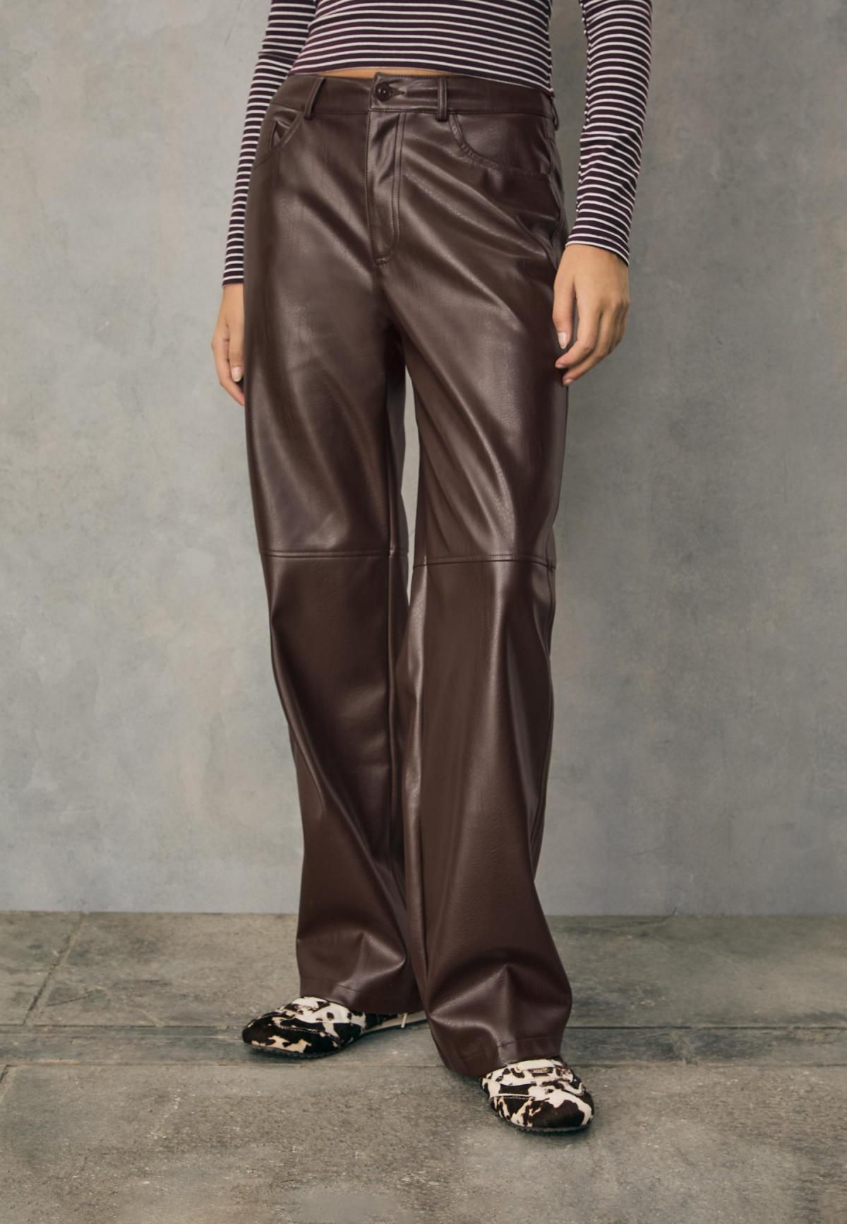 스트라디바리우스 테크니컬 텍스처 레더 스트레이트 팬츠 4565/870 BROWN - 상품 이미지