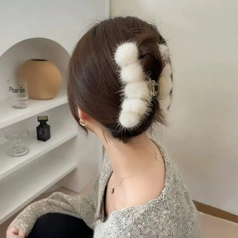 밍크 페이크퍼 헤어 악세서리 겨울 여성 올림머리 폼폼캔디 집게핀 - 상세 이미지 5