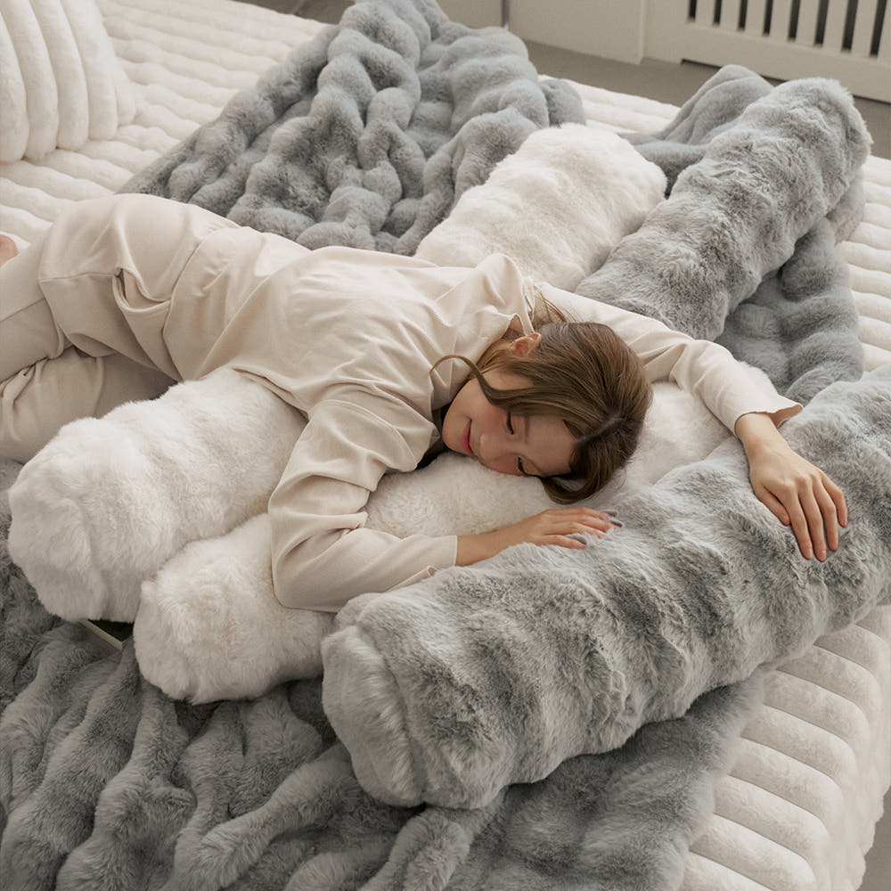 몽글몽글 밍크 라떼 원형 바디필로우