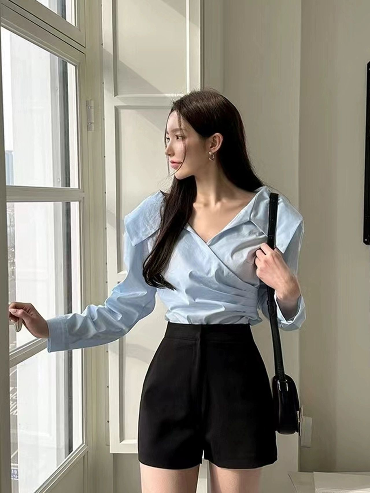 빅카라 여성 브이넥 가디건 반팔니트 스트라이프 오프숄더 배색줄무늬 루즈핏 스웨터 배색 프릴 블루 프리 사이즈 - 상품 이미지