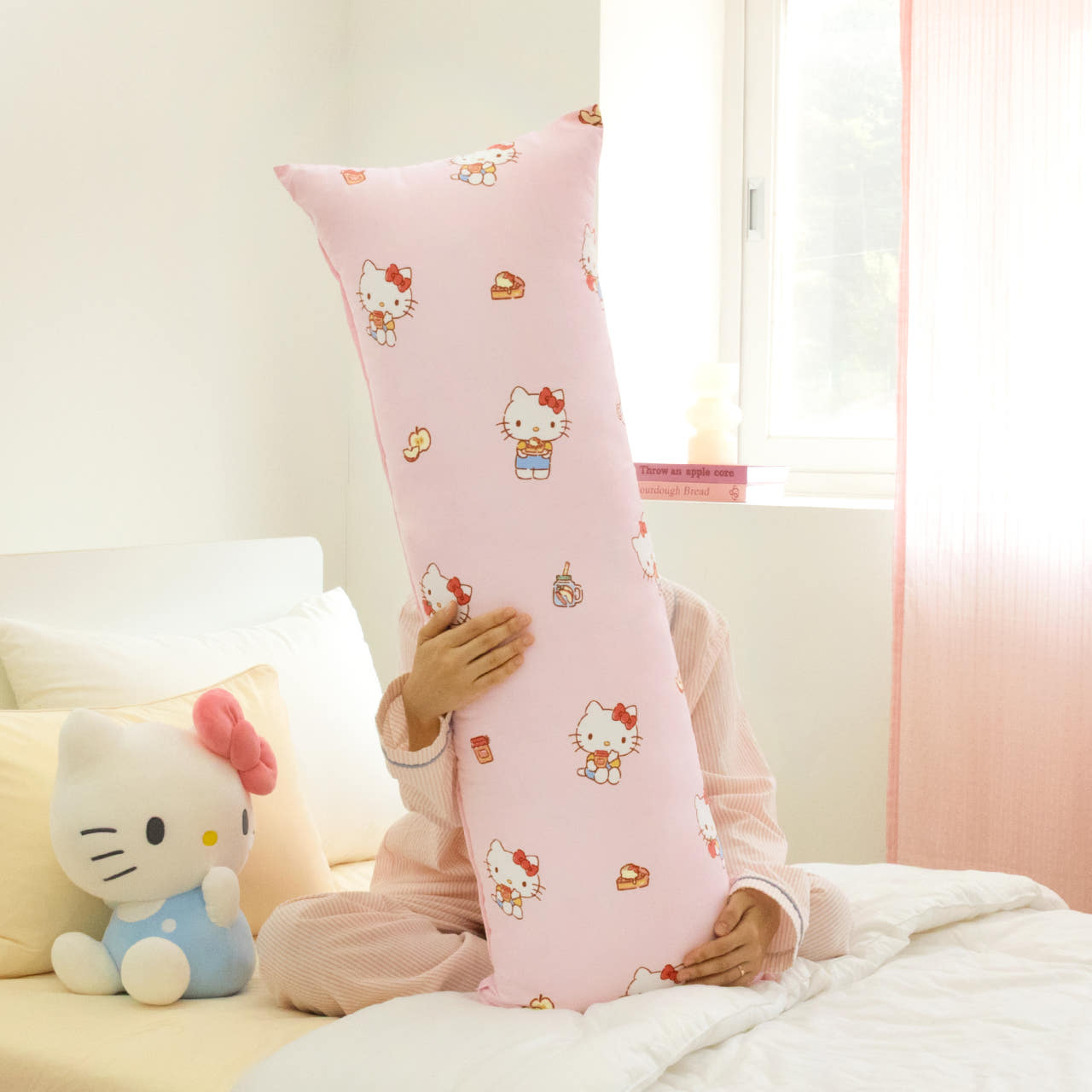 헬로키티 워싱빅사각바디필로우 애플파이 35x100cm - 상품 이미지