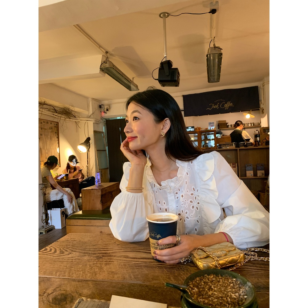 프릴꽃잎모양카라 펀칭 러플긴팔블라우스 유니크 디자인 밑단플레어포인트 고급 순면 화이트 - 상세 이미지 4
