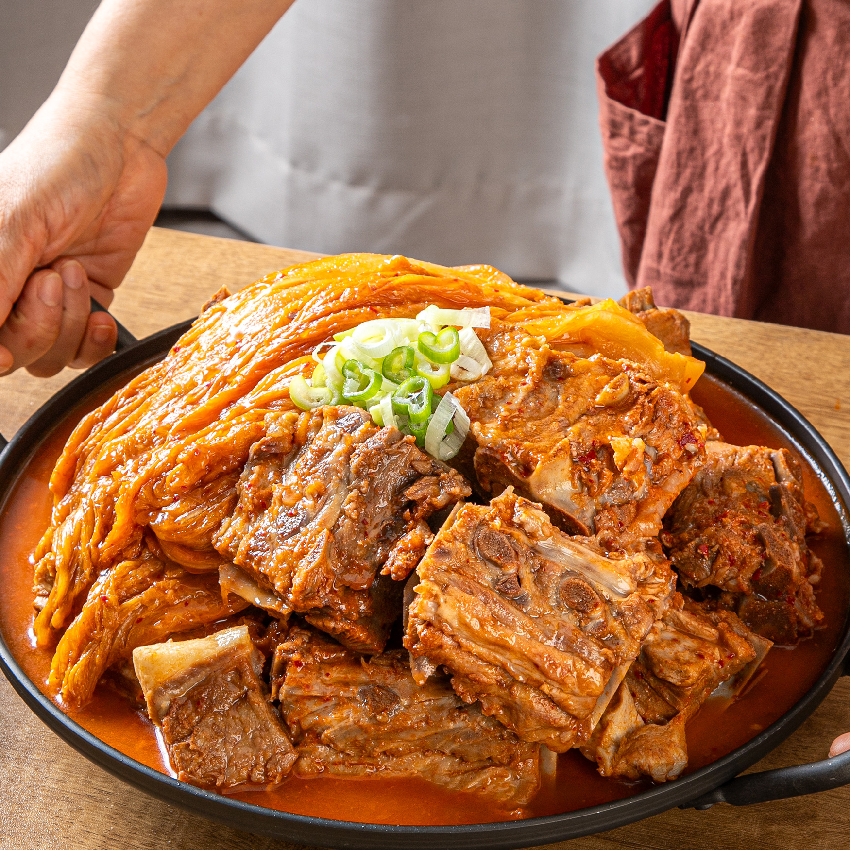 푹 익은 김치뼈찜 1.1kg x 1팩 25년 경력 명인의 레시피 이미지 8