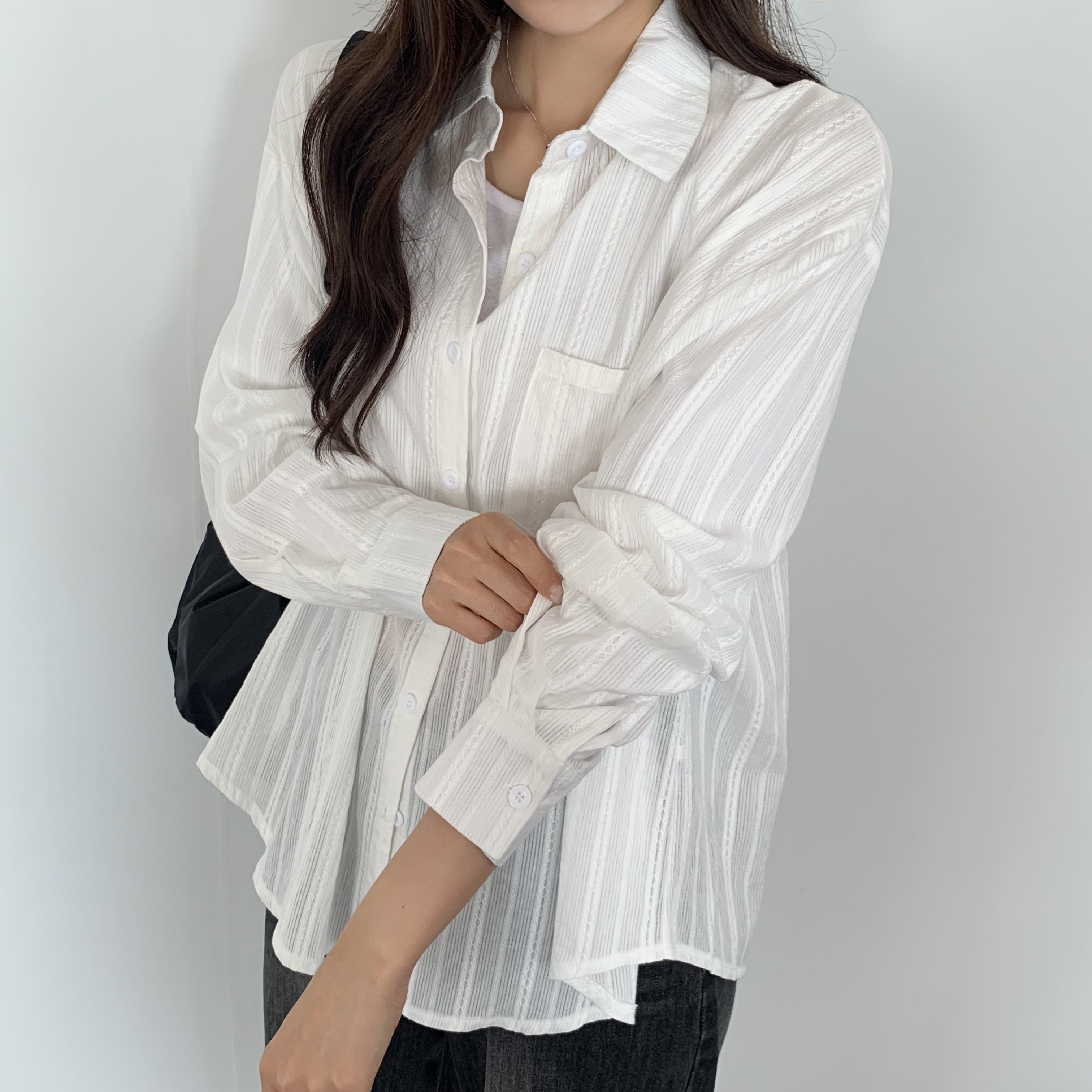 여성 가을 스트라이프 루즈핏 오버핏 시스루 셔츠 남방 오피스룩 - 상세 이미지 4
