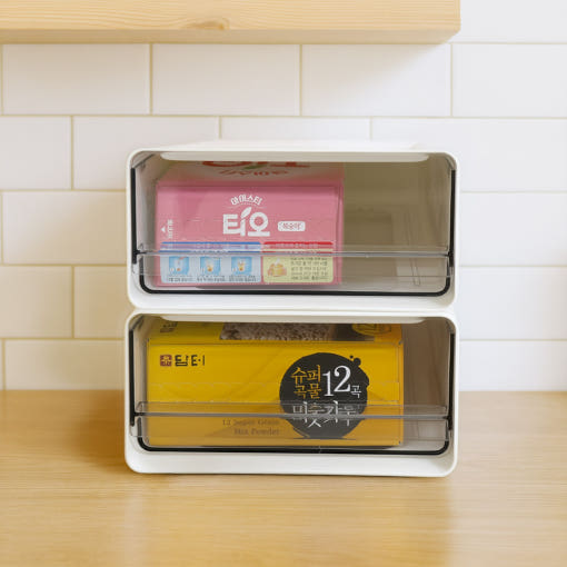[솔라콤 펜트리 수납함으로 정리된 주방 팬트리 이미지]