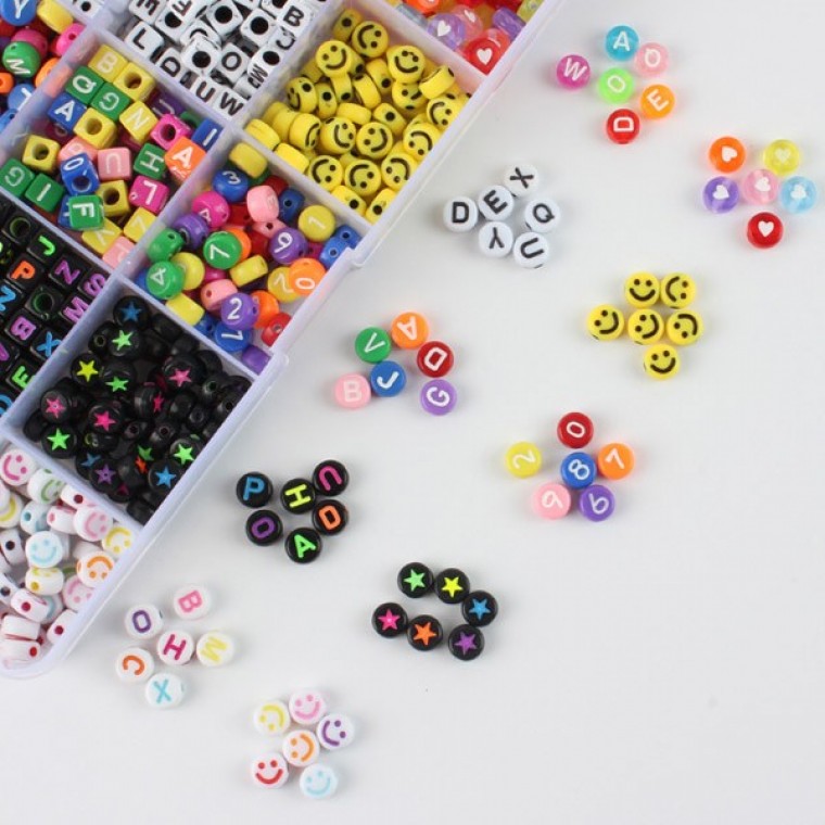 750pcs 15칸 이니셜 비즈 공예재료 세트 우레탄줄 팔찌만들기 간편세트 알파벳 키링 - 메인 이미지