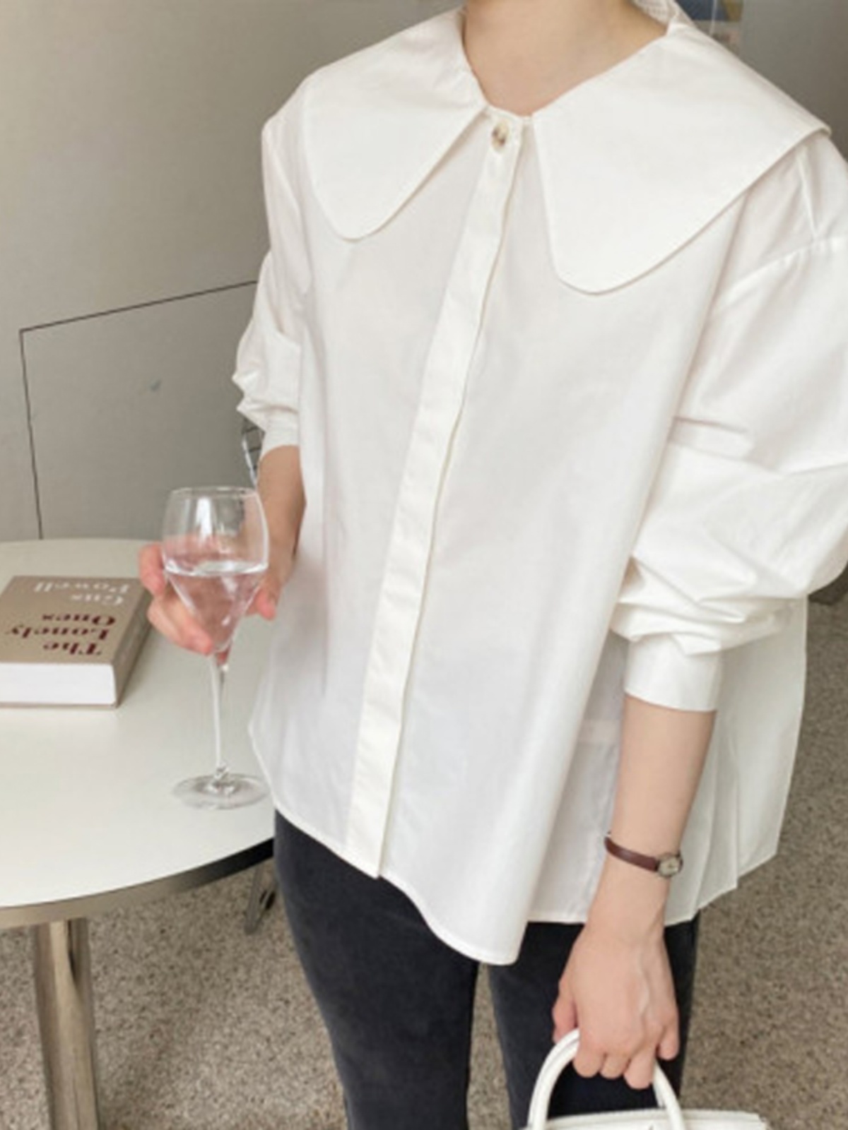 화이트 블랙 블라우스 빅카라 베이비돌 플리츠 장식 미니멀 루즈핏 - 상세 이미지 2
