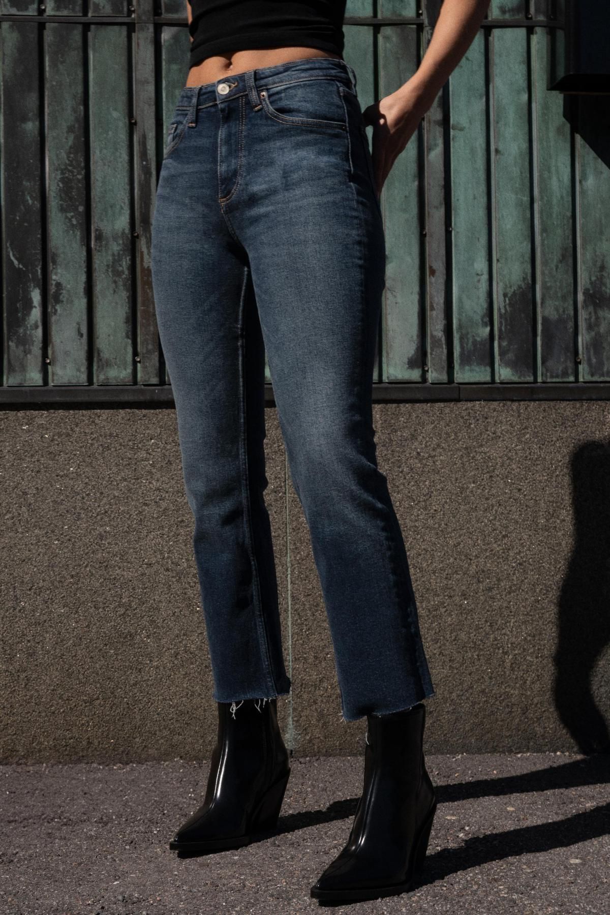 자라 하이웨이스트 크롭 부츠컷 데님 팬츠 4592/217 NAVY BLUE - 메인 이미지