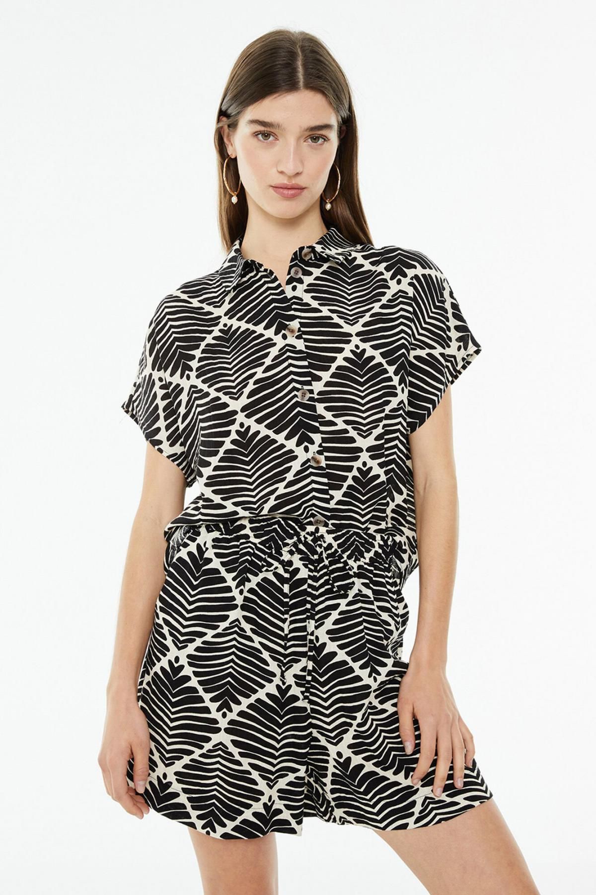 시스템액션 오버사이즈 지오메트릭 패턴 브이넥 셔츠 5009602 NEGRO - 상품 이미지