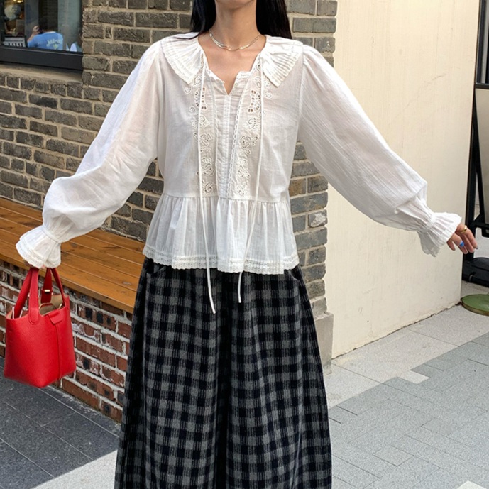 주름카라 펀칭 꽃자수긴팔블라우스 A라인 프렌치 감성 순면 예쁜 디자인 봄가을 화이트 - 상품 이미지