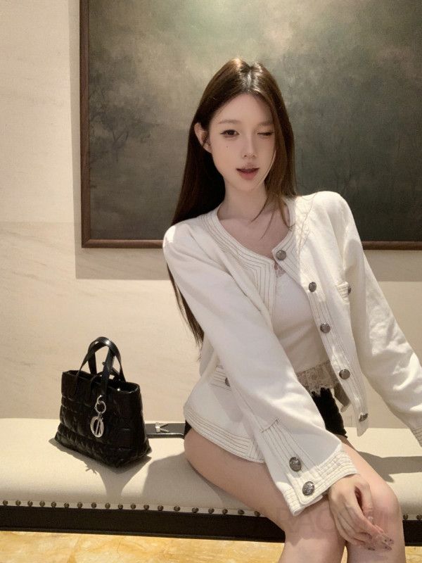 여성 가을 데님자켓 스타일 노카라 크롭 재킷 프랑스 감성의 트렌디한 디자인 캐주얼한 외출용 아우터 모던한 스타일링 - 상세 이미지 4