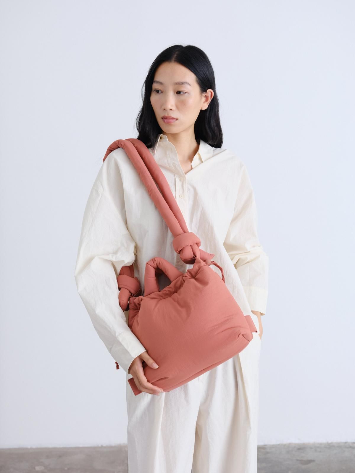 올랜드 미니멀 패딩 오나 소프트 백 55534033994063 SOFT PEACH - 상세 이미지 3