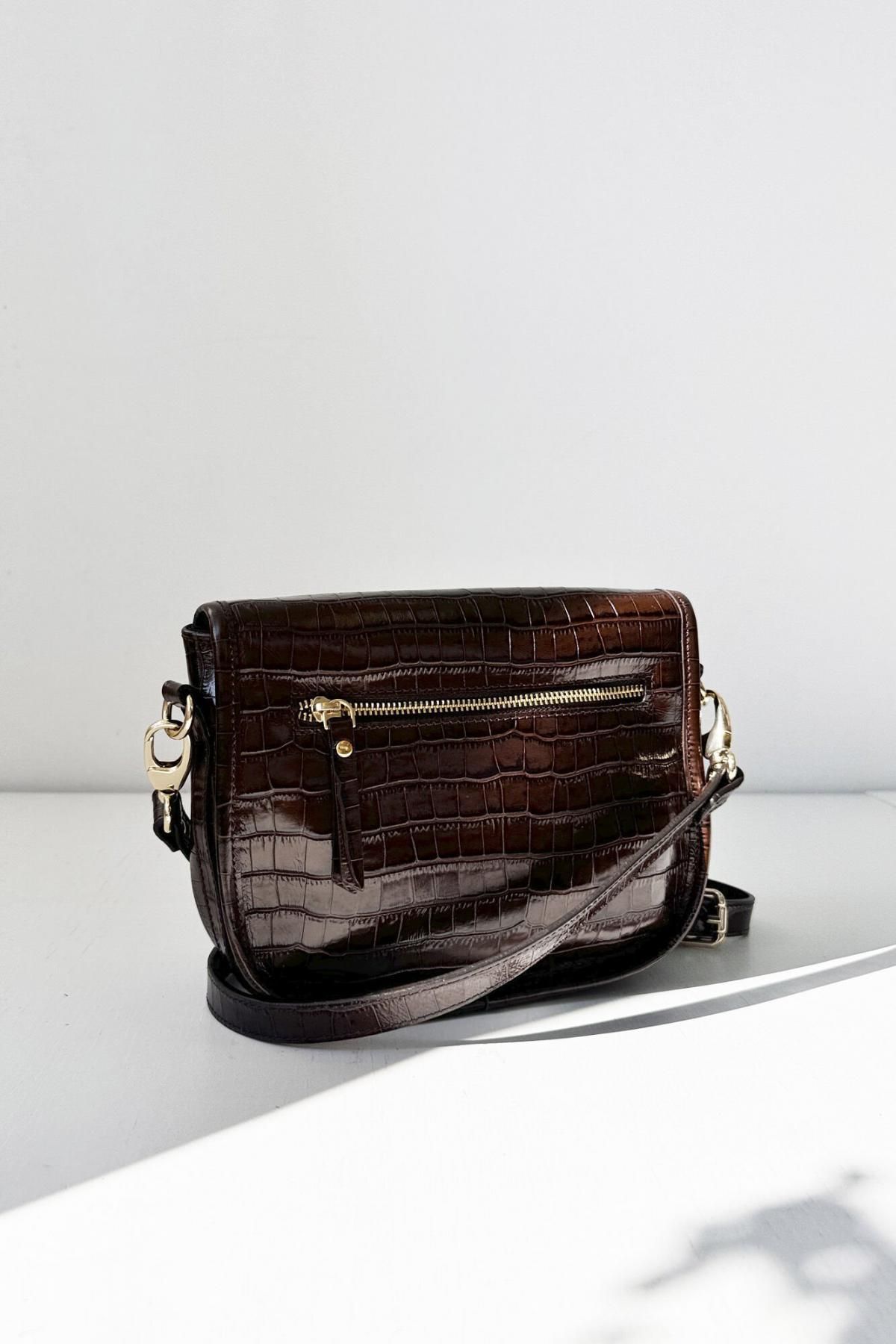 더코드 크로커 엠보 가죽 베이직 크로스백 브라운 Bandolera Claudia Chocolate 5510668 MARRON OSCURO - 상세 이미지 4