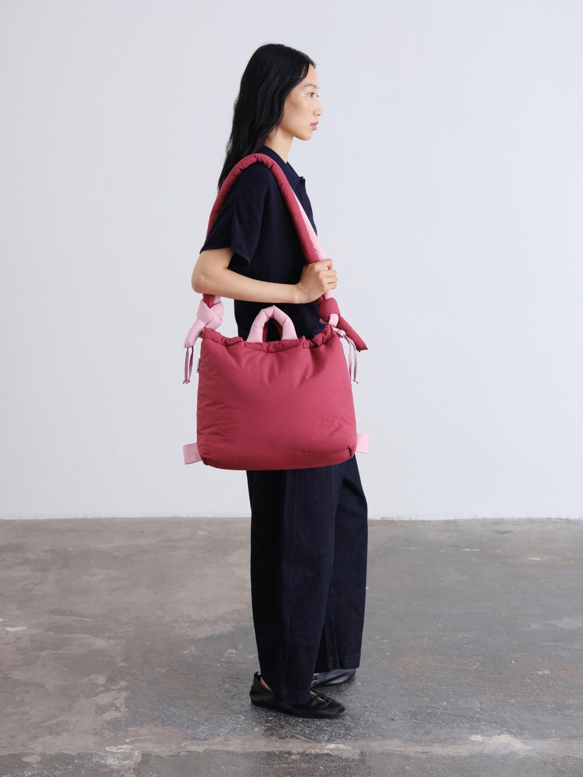 올랜드 소프트 테크니컬 나일론 투톤 호보백 55780076323151 COLOR COMBO CHERRY RED + PALE PINK - 상세 이미지 4