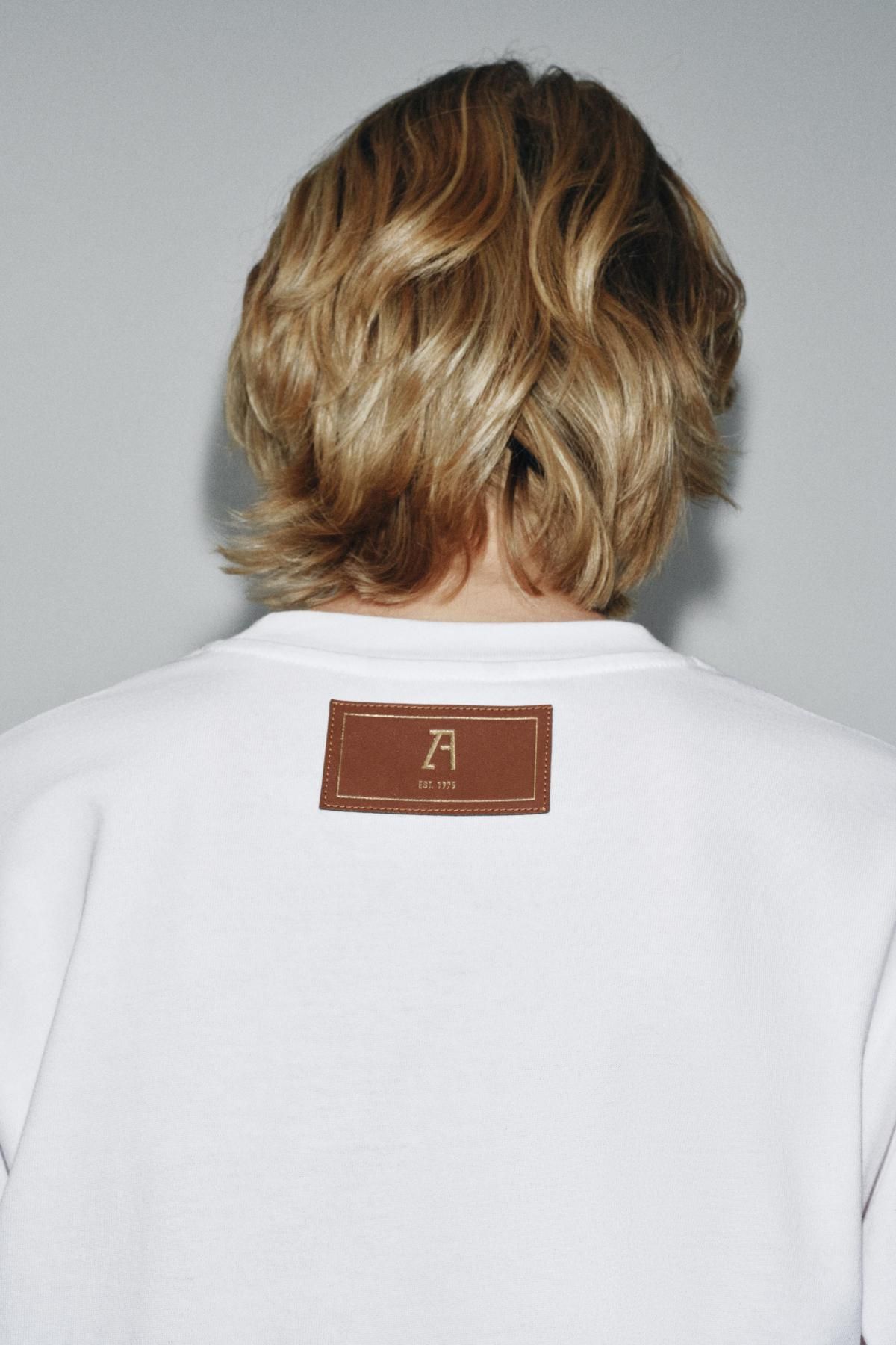 자라 미니멀 라벨 긴팔 티셔츠 5644/910 WHITE