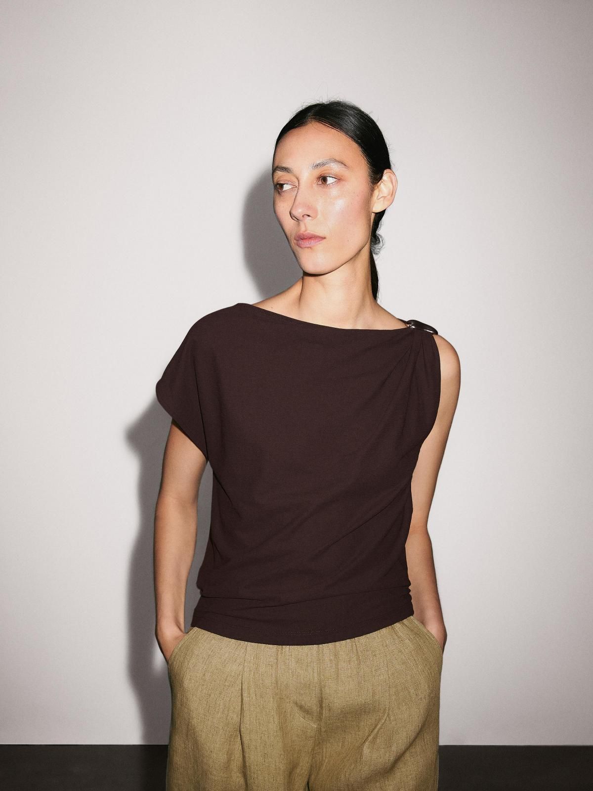 마시모두띠 드레이프 비대칭 브로치 디테일 민소매 탑 6866/531 BROWN - 상품 이미지