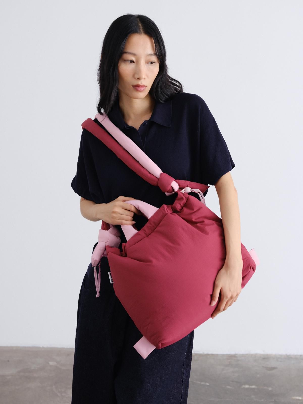 올랜드 소프트 테크니컬 나일론 투톤 호보백 55780076323151 COLOR COMBO CHERRY RED + PALE PINK - 상세 이미지 2