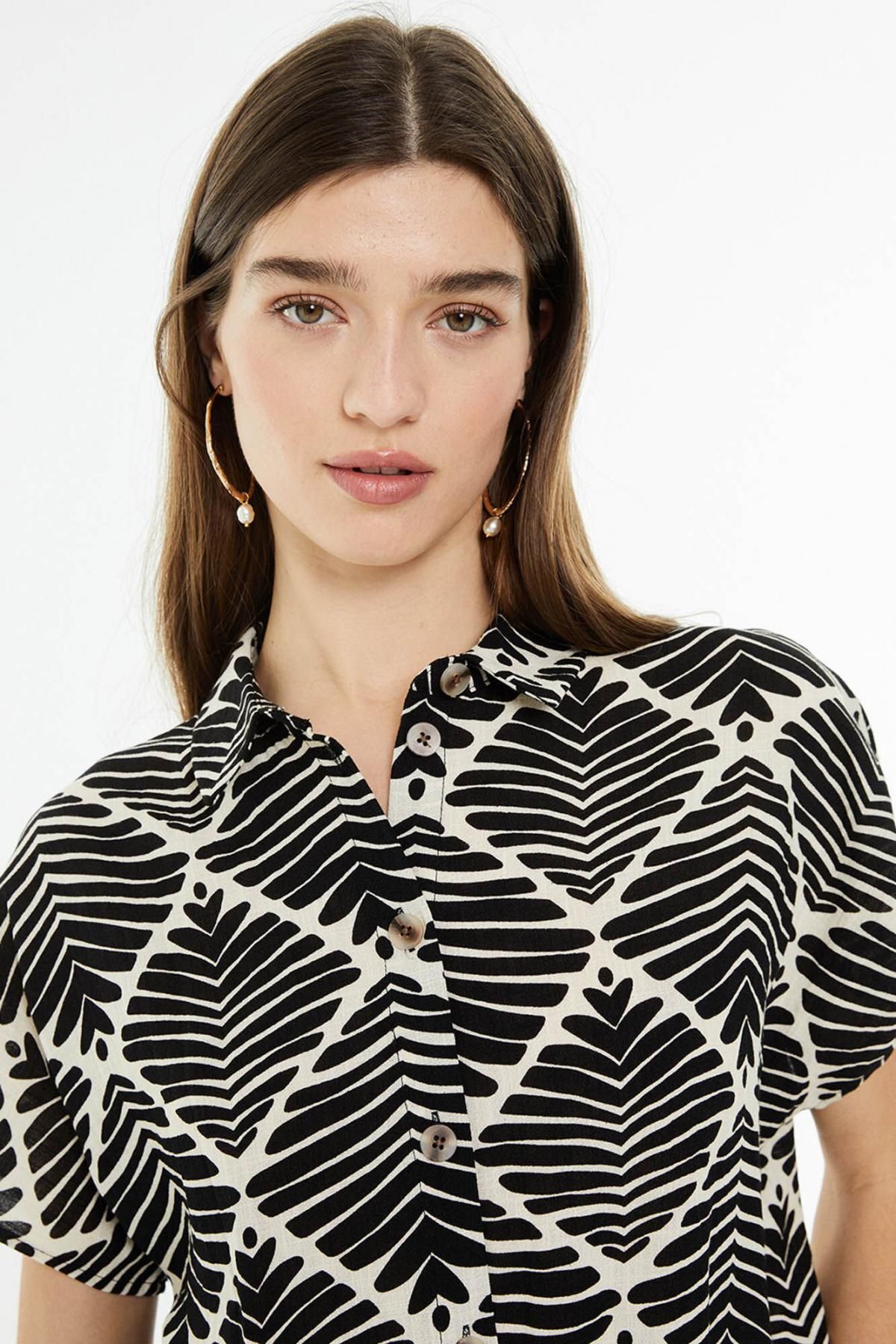 시스템액션 오버사이즈 지오메트릭 패턴 브이넥 셔츠 5009602 NEGRO - 상세 이미지 3