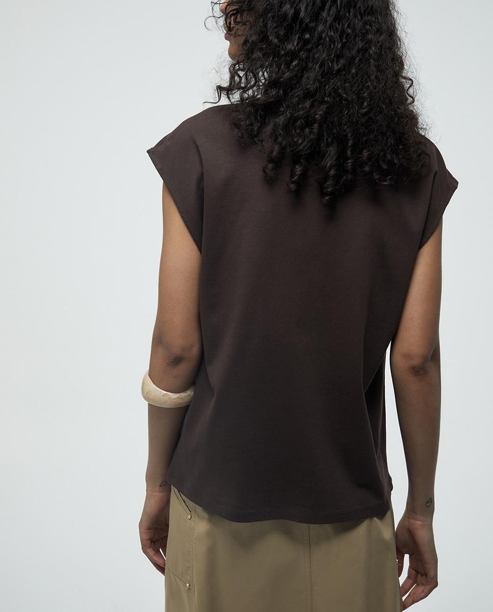 스페라 그래픽 레터링 브라운 슬리브리스 티셔츠 58360613457 MARRON OSCURO - 상세 이미지 4
