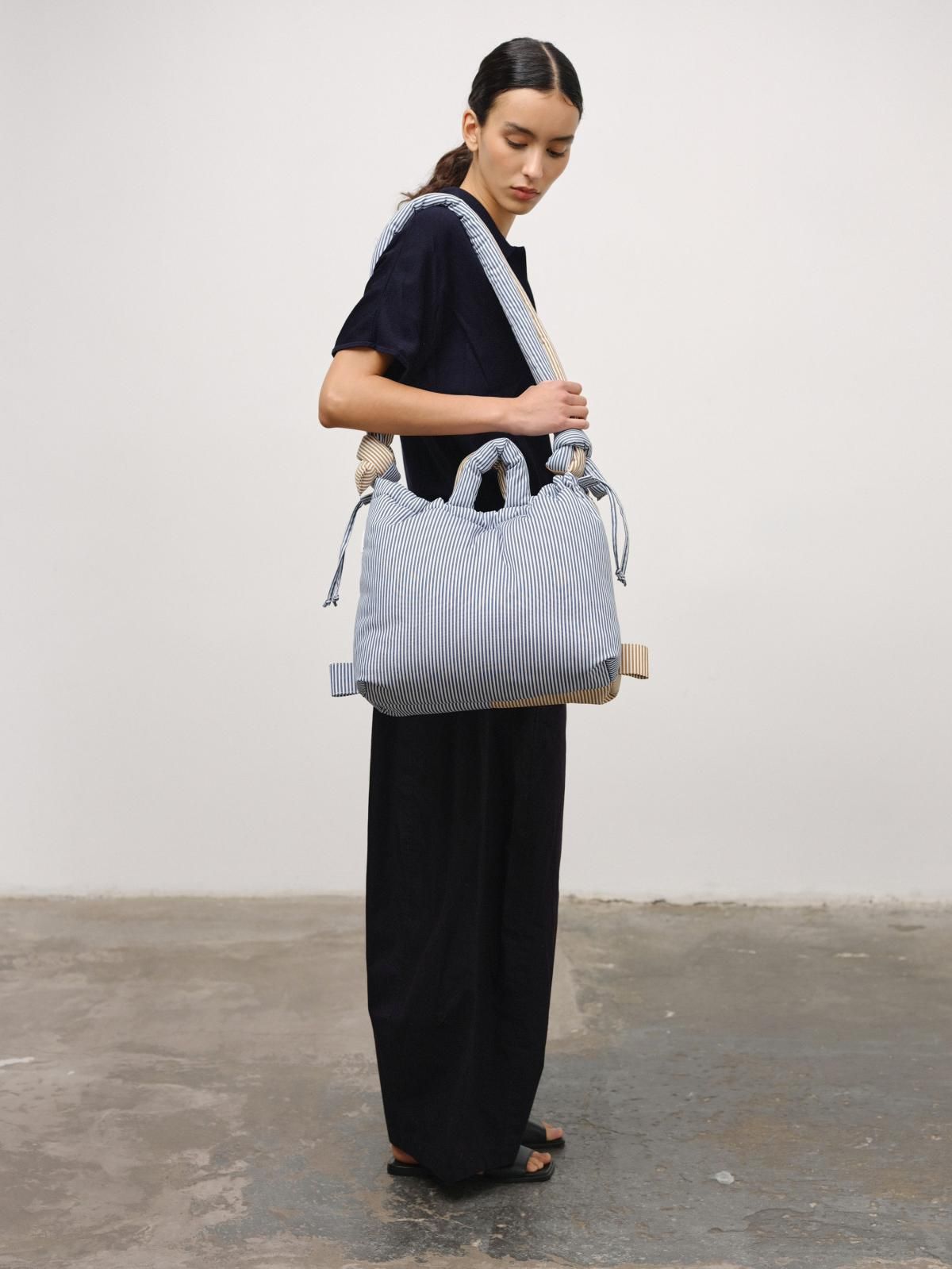 올랜드 소프트 스트라이프 테크니컬 나일론 호보백 Ona 54713595068751 COTTON BLUE + BROWN STRIPE - 상세 이미지 4