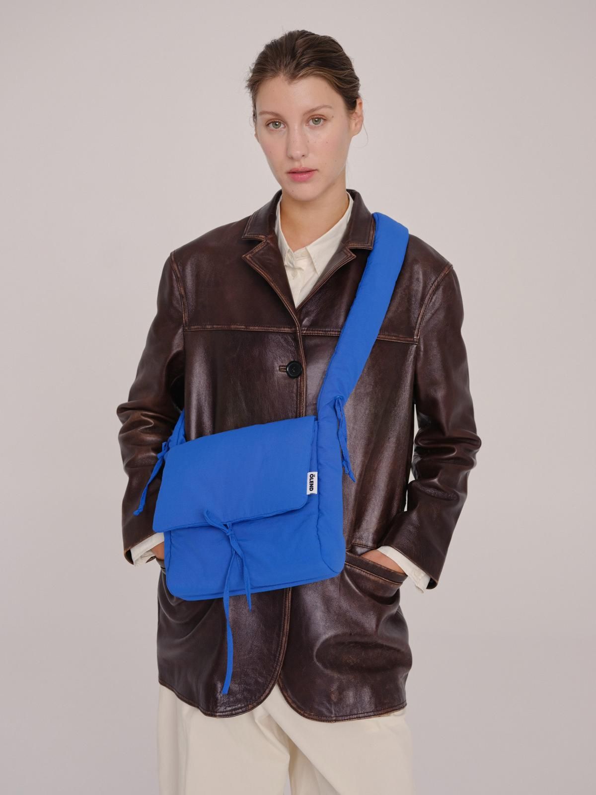 올랜드 소프트 패딩 스트랩 미디엄 니나 백 53531874263375 COBALT BLUE - 상세 이미지 2
