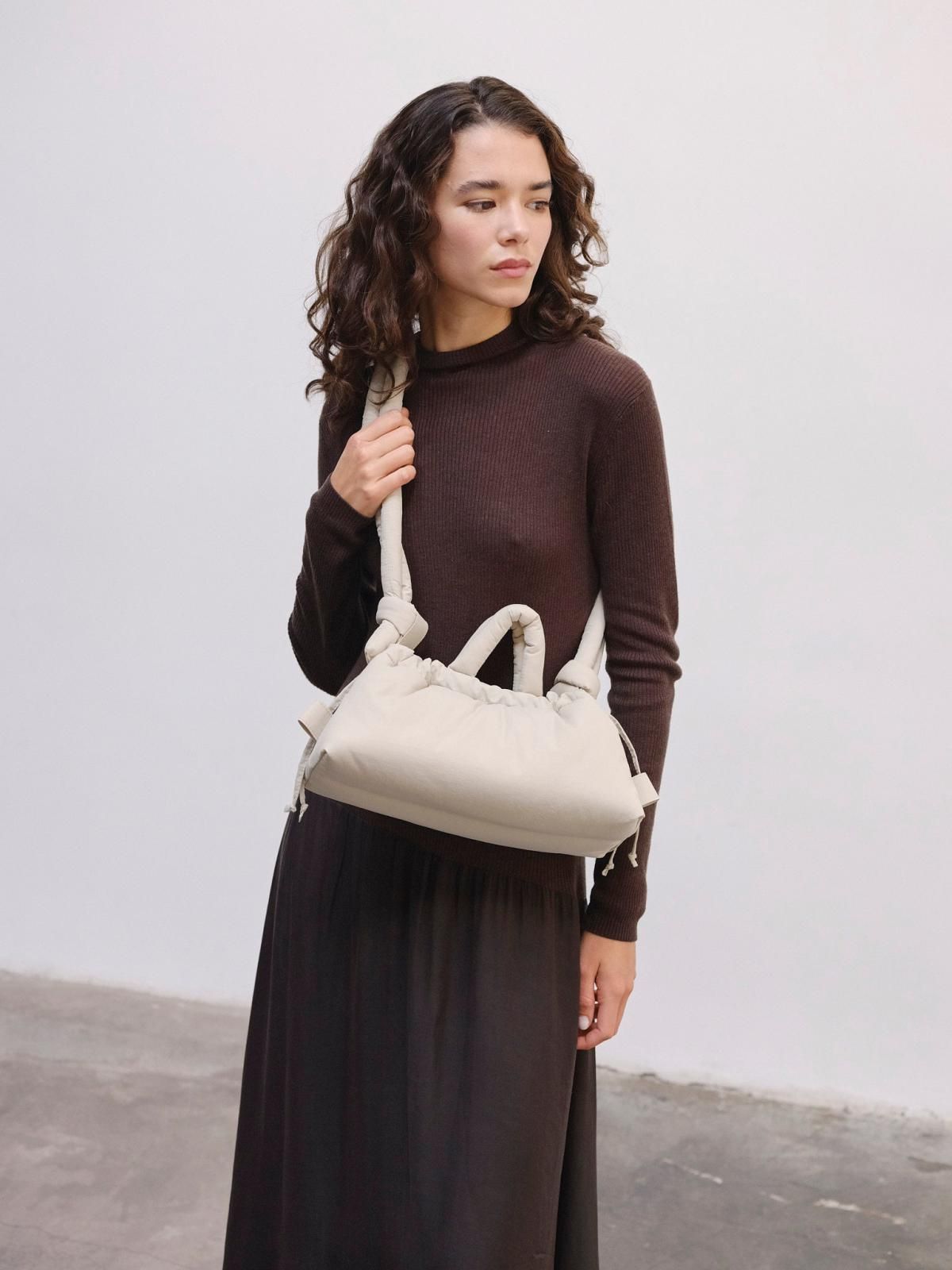 올랜드 패딩 베이직 바게트백 Ona Baguette Bag 54262587457871 SAND - 상세 이미지 3